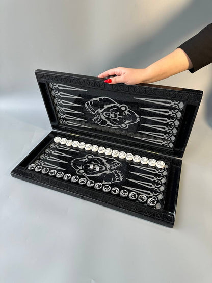 Jeu de backgammon en pierre acrylique noire – Motif « Ours d'argent » (58 × 28 × 5 cm) | Prêt à offrir | Livraison gratuite dans le monde entier 