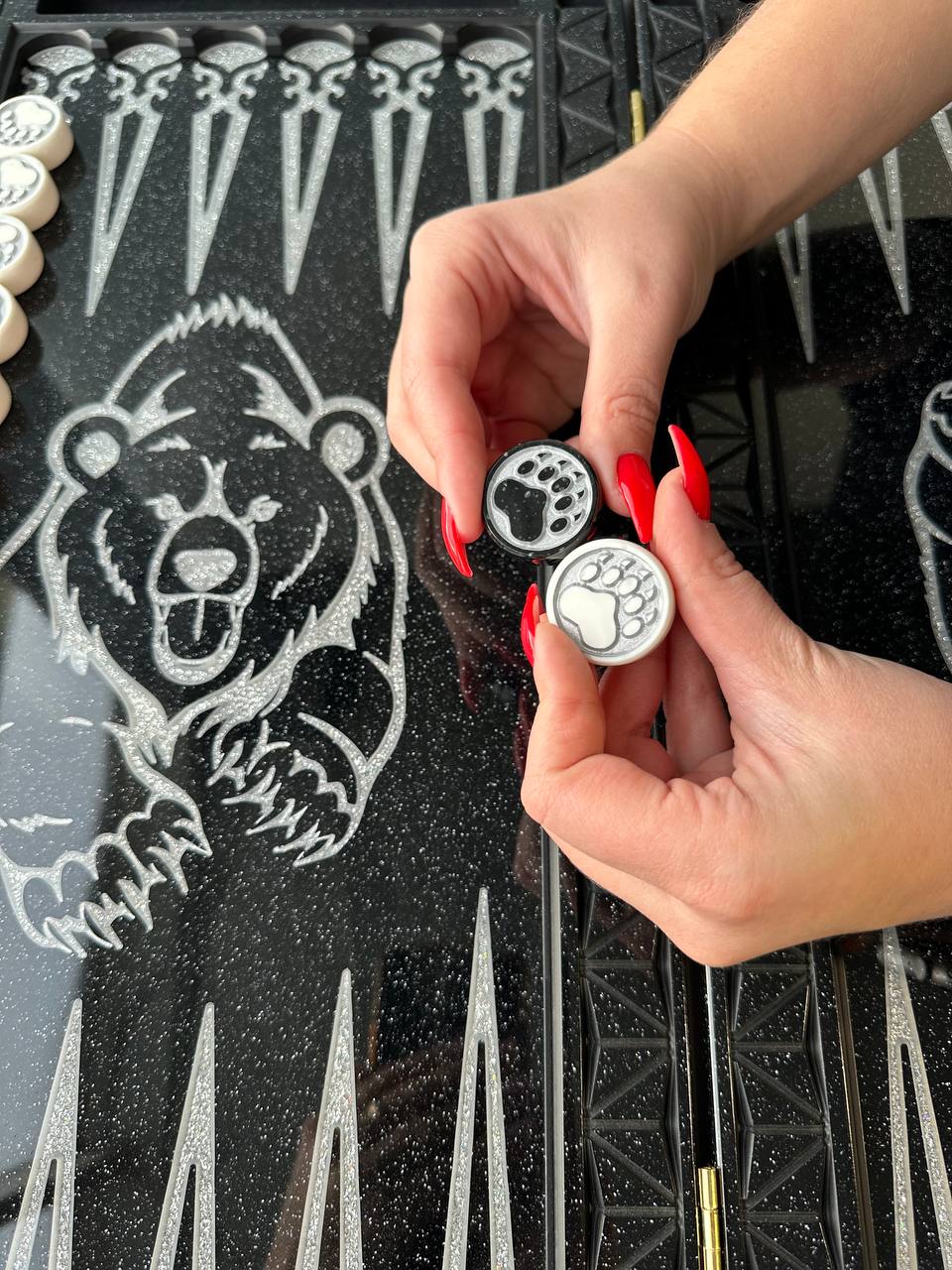Jeu de backgammon en pierre acrylique noire – Motif « Ours d'argent » (58 × 28 × 5 cm) | Prêt à offrir | Livraison gratuite dans le monde entier 