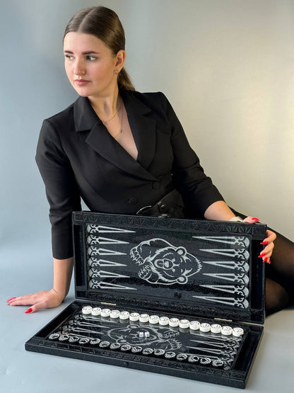 Jeu de backgammon en pierre acrylique noire – Motif « Ours d'argent » (58 × 28 × 5 cm) | Prêt à offrir | Livraison gratuite dans le monde entier 
