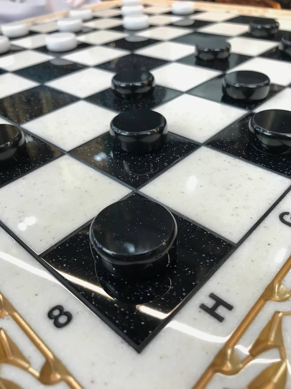 Set mit 27 mm großen Acrylsteinen, Chips für Backgammon und Damespiel. Personalisierung.