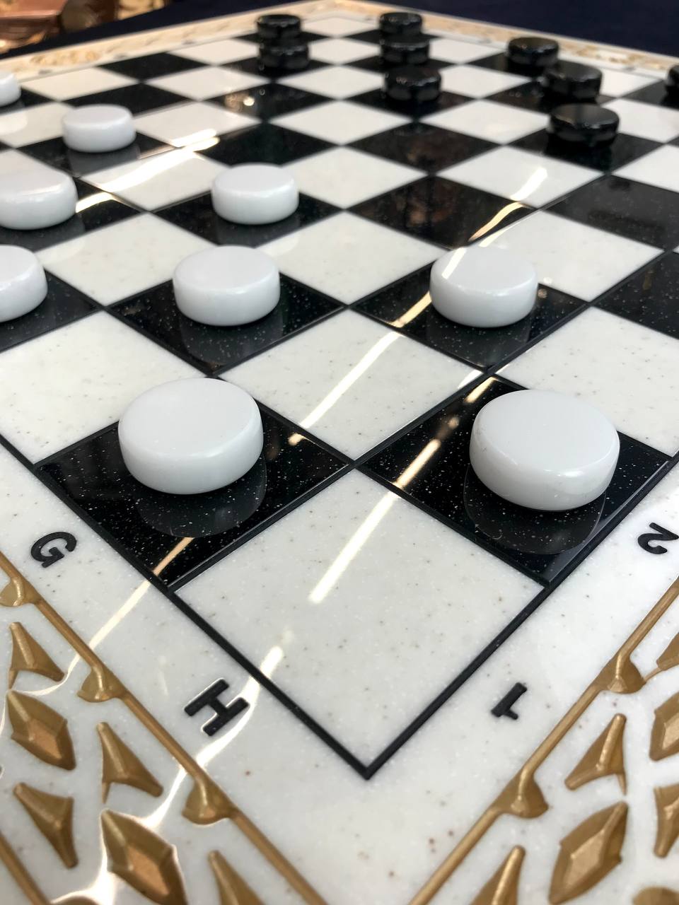 Set mit 27 mm großen Acrylsteinen, Chips für Backgammon und Damespiel. Personalisierung.