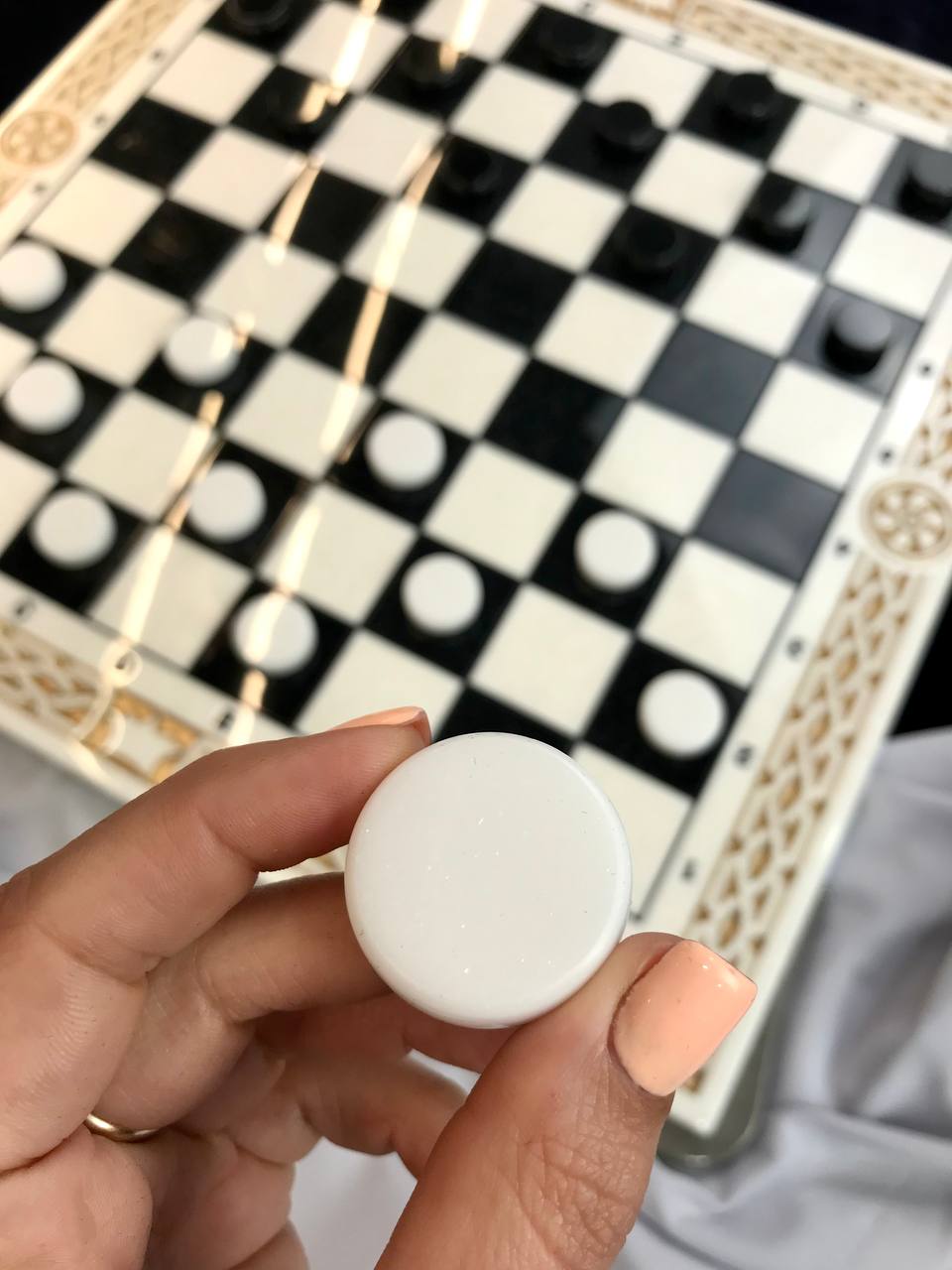 Set mit 27 mm großen Acrylsteinen, Chips für Backgammon und Damespiel. Personalisierung.