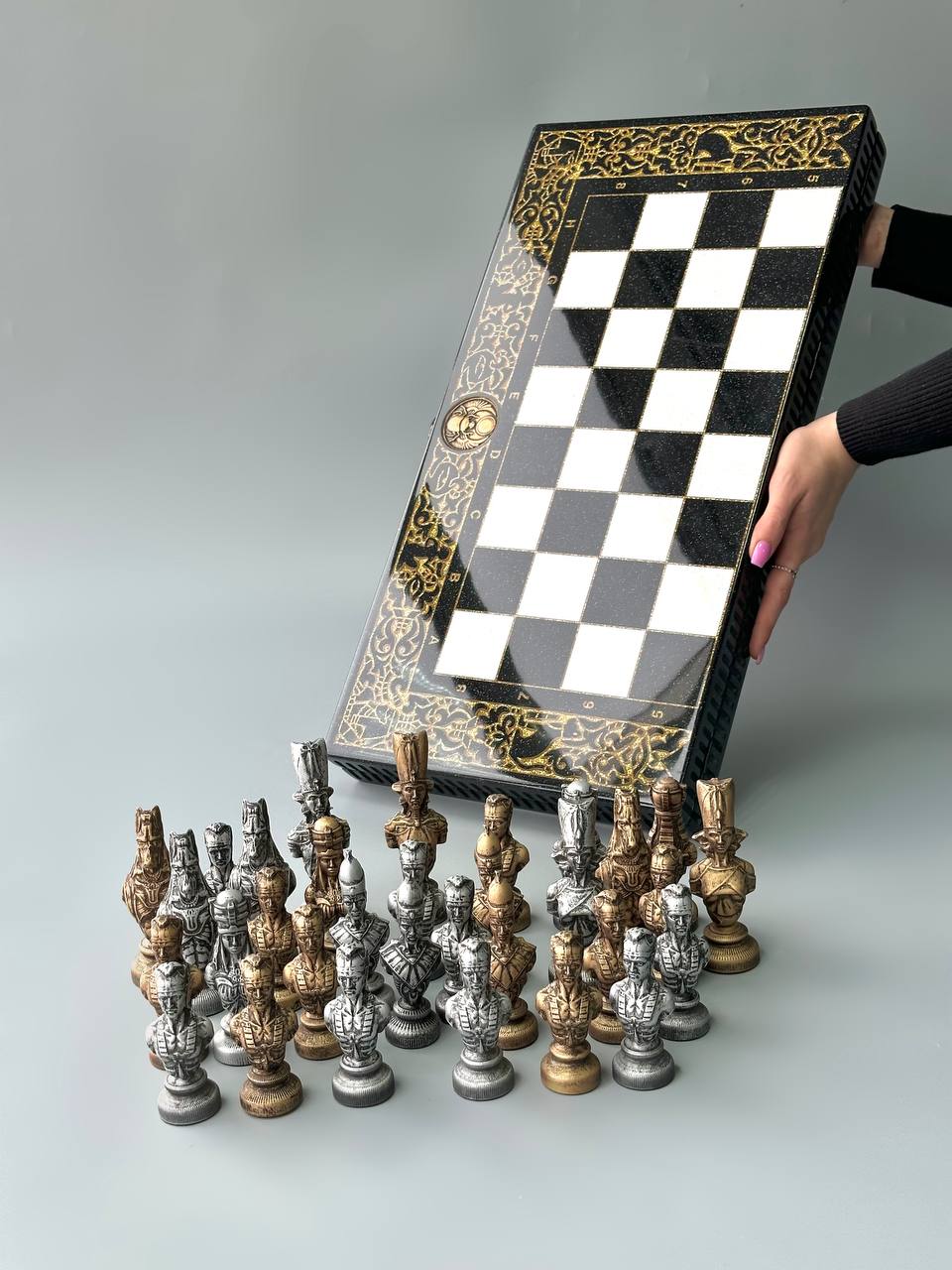 Hochwertiges Schachspiel aus schwarzem Acrylstein mit geschnitzten Rändern – inklusive Figuren | Kostenlose Lieferung weltweit | Geschenkfertig