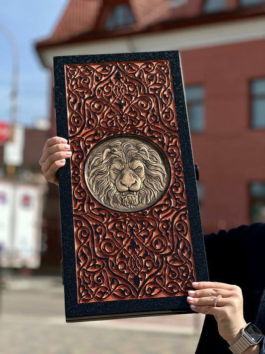 Luxuriöses Backgammon aus schwarzem Acrylstein, mit eingraviertem „Goldlöwe“ auf der Oberseite, fertig zum Verschenken