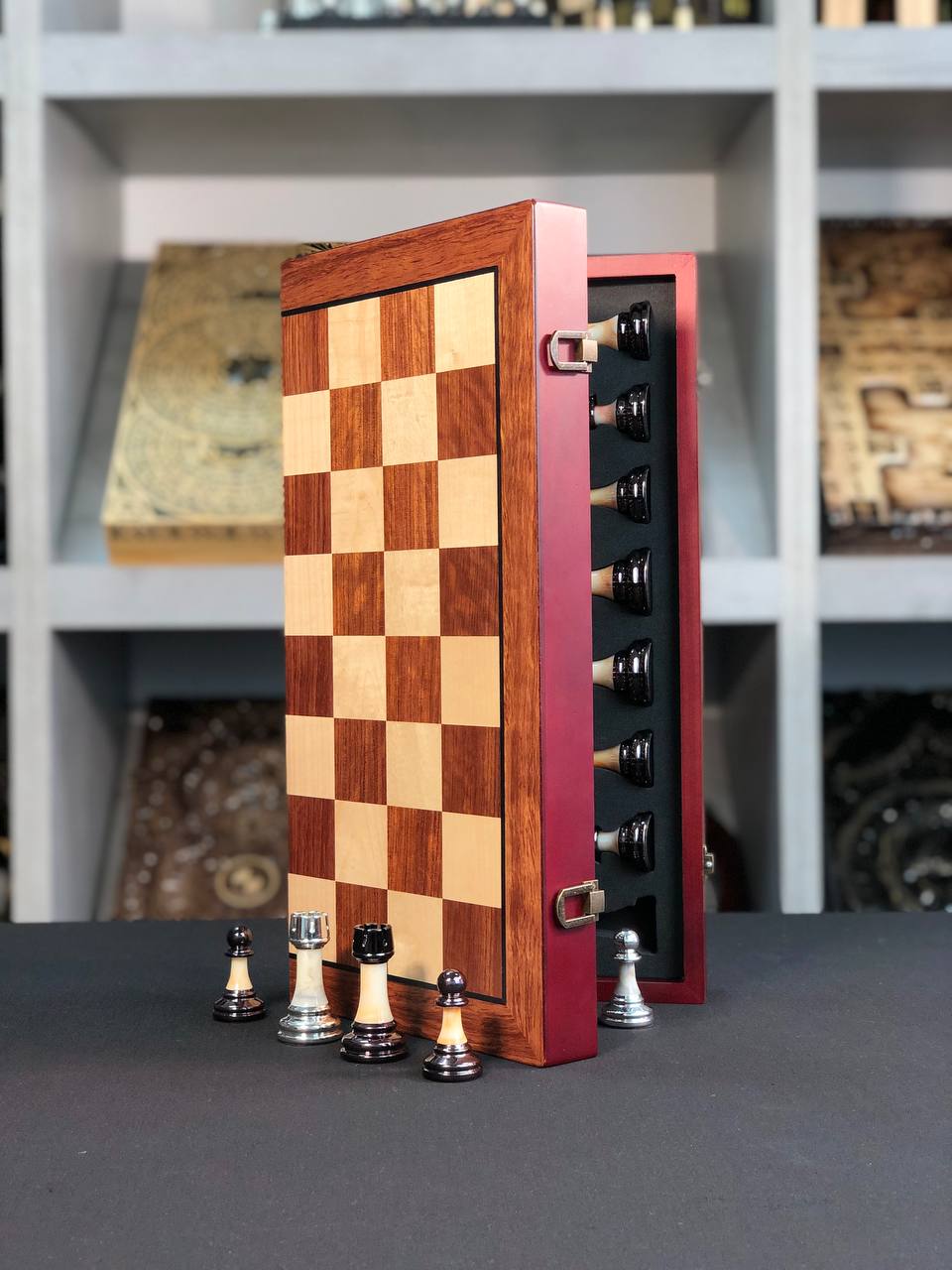 Jeu d'échecs en bois élégant et compact, prêt à offrir