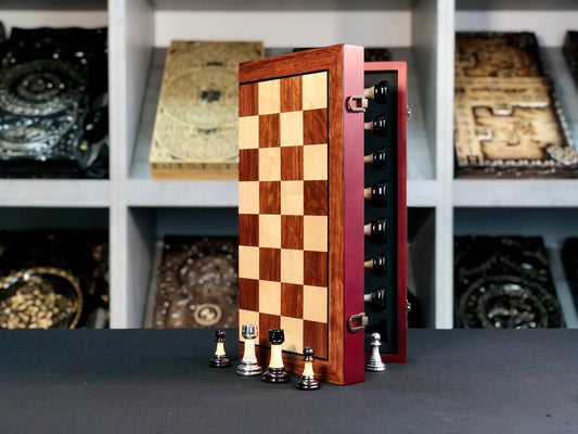 Jeu d'échecs en bois élégant et compact, prêt à offrir