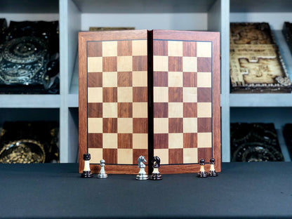Jeu d'échecs en bois élégant et compact, prêt à offrir