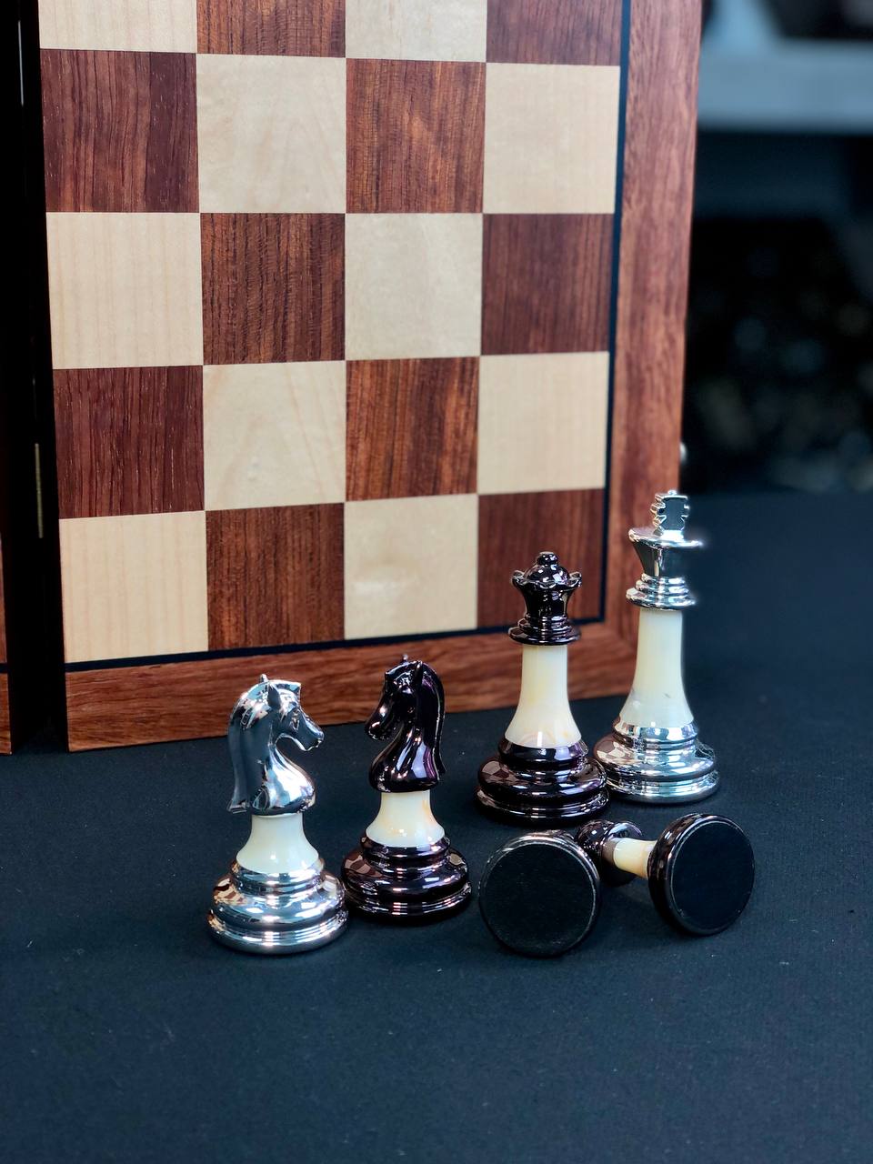 Jeu d'échecs en bois élégant et compact, prêt à offrir