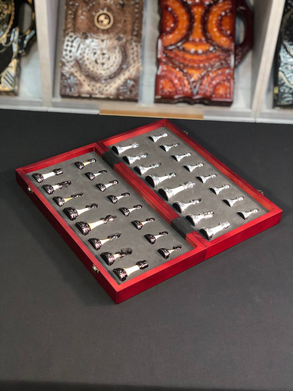 Jeu d'échecs en bois élégant et compact, prêt à offrir
