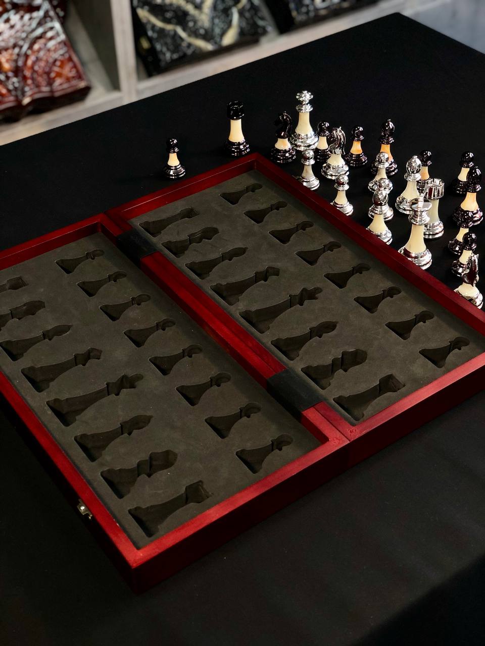 Jeu d'échecs en bois élégant et compact, prêt à offrir