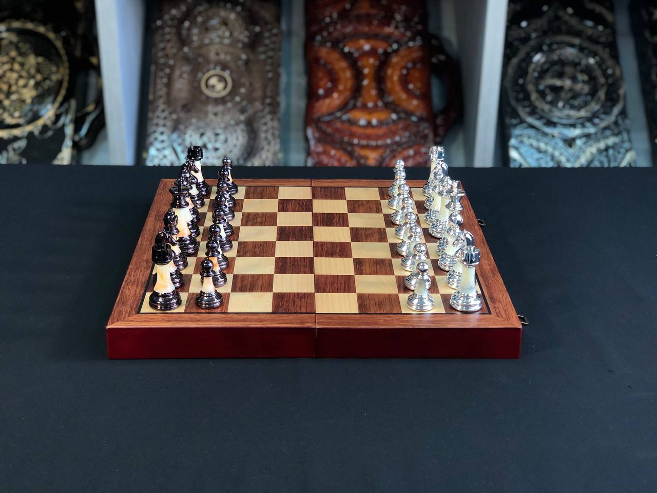 Jeu d'échecs en bois élégant et compact, prêt à offrir