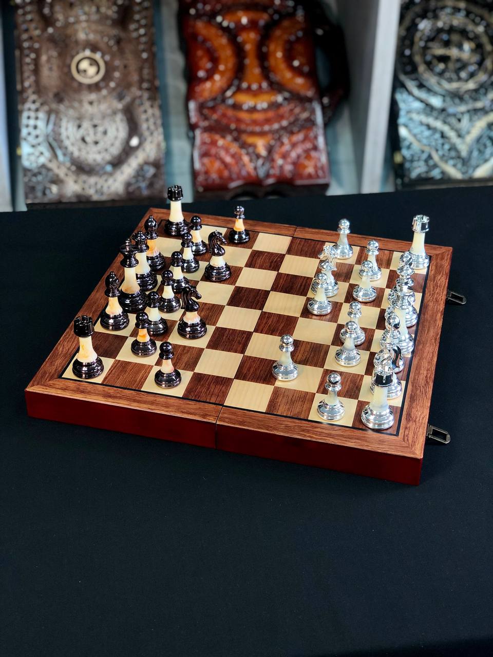 Jeu d'échecs en bois élégant et compact, prêt à offrir