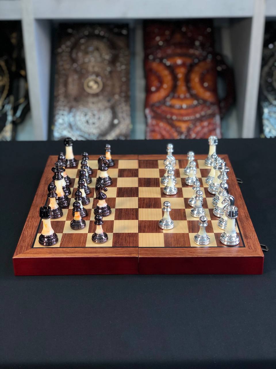 Jeu d'échecs en bois élégant et compact, prêt à offrir