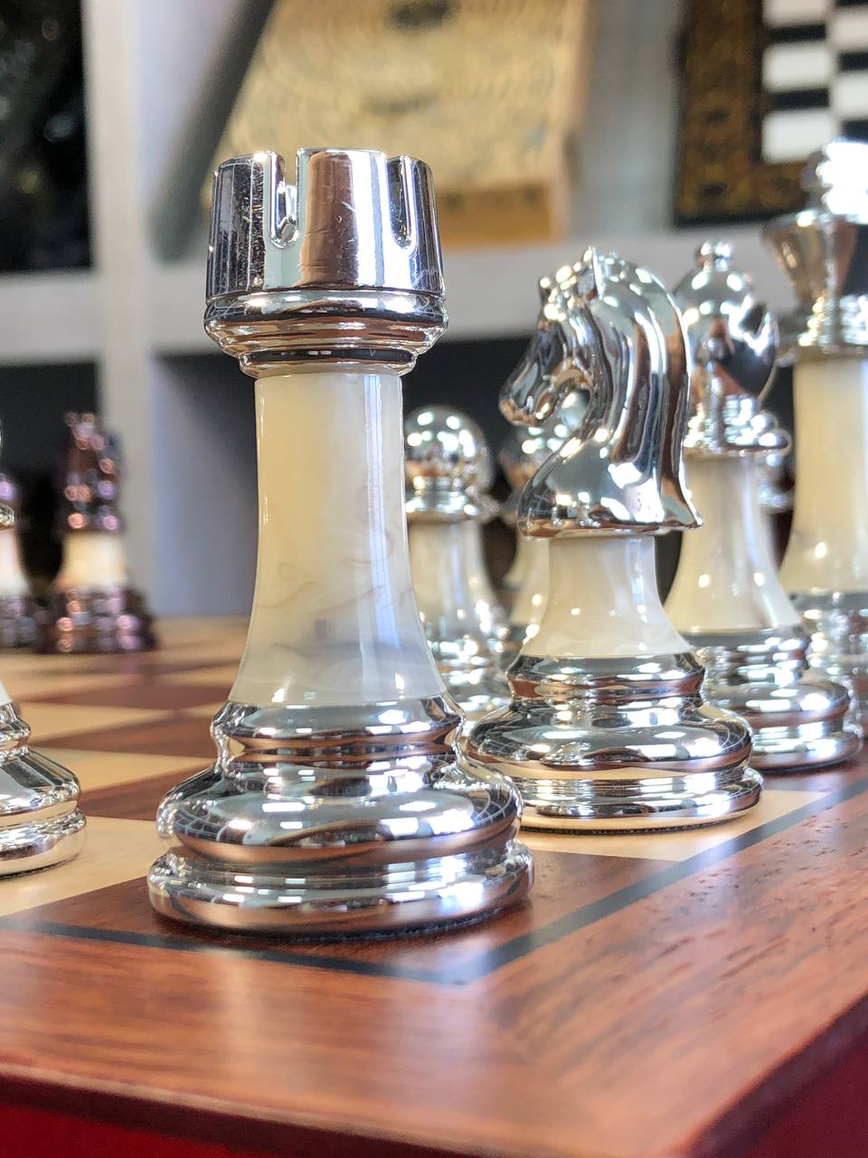 Jeu d'échecs en bois élégant et compact, prêt à offrir