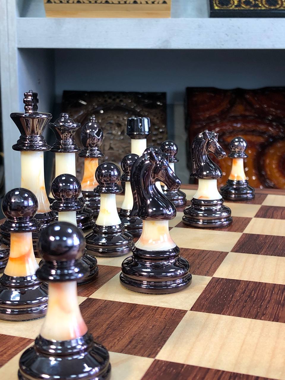 Jeu d'échecs en bois élégant et compact, prêt à offrir