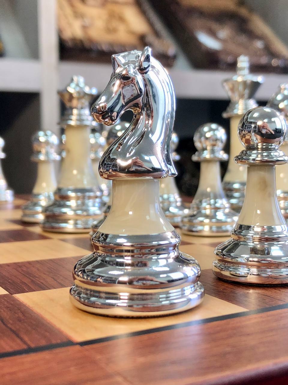 Jeu d'échecs en bois élégant et compact, prêt à offrir