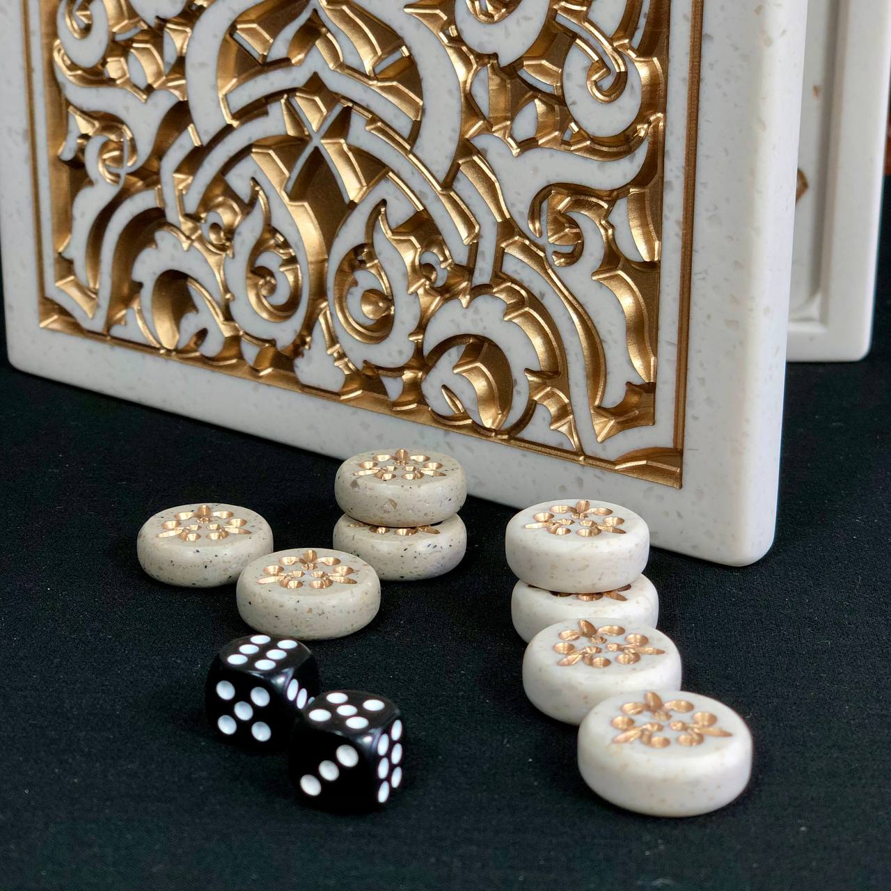 Luxuriöses handgefertigtes Backgammon-Set aus weißem Acrylstein, 37×19 cm, Art. 190652, Geschenkfertig