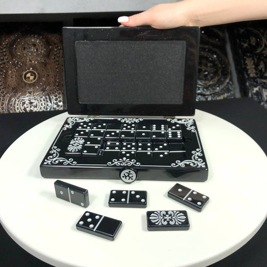 Domino-Set aus Stein, Art. 400030, in einer Aufbewahrungsbox aus Stein. Individuell gestaltet und als Geschenk geeignet.