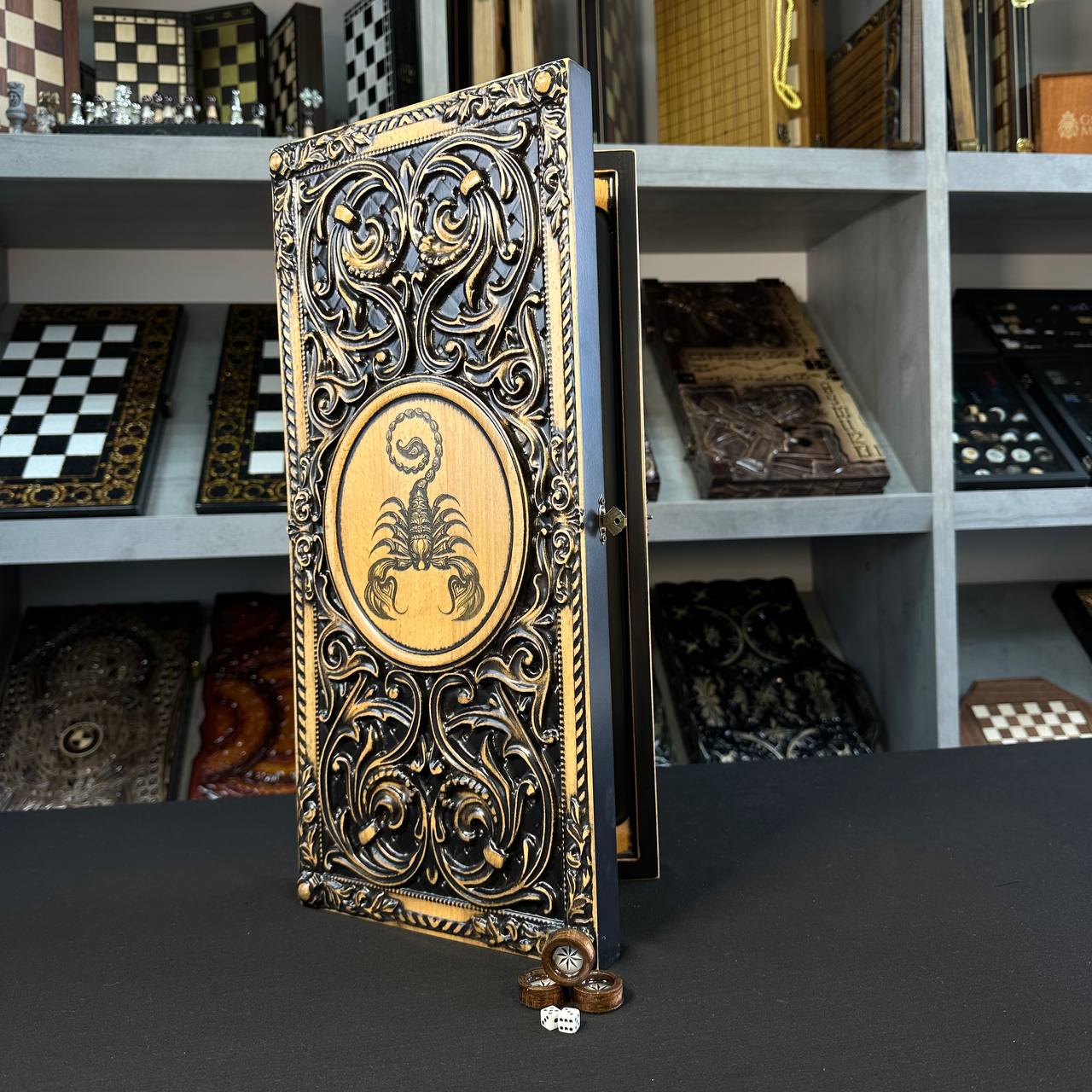 Backgammon en bois "Scorpion", 50×23×9 cm. Personnalisé et prêt à offrir.