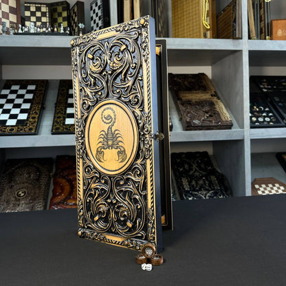 Backgammon en bois "Scorpion", 50×23×9 cm. Personnalisé et prêt à offrir.