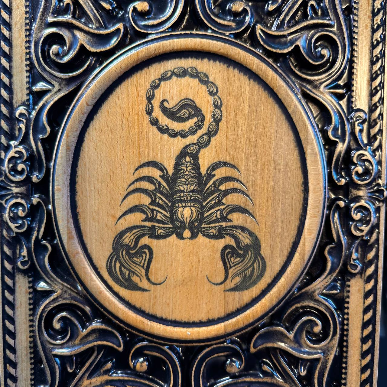 Backgammon en bois "Scorpion", 50×23×9 cm. Personnalisé et prêt à offrir.