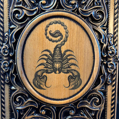 Backgammon en bois "Scorpion", 50×23×9 cm. Personnalisé et prêt à offrir.