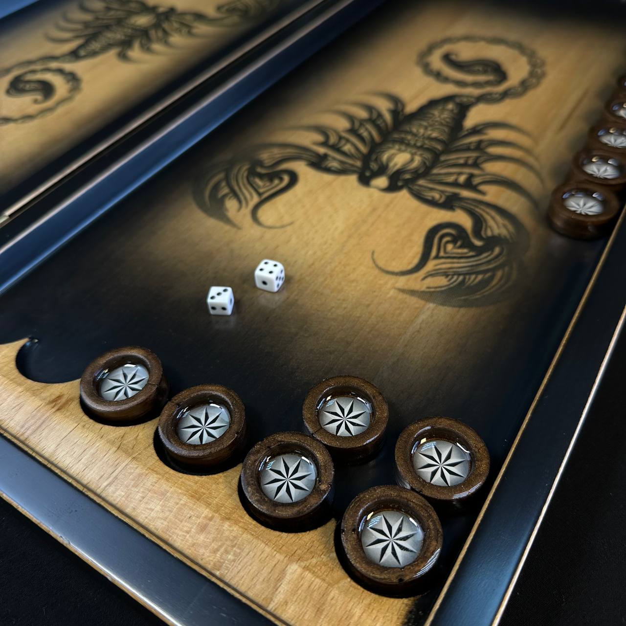 Backgammon en bois "Scorpion", 50×23×9 cm. Personnalisé et prêt à offrir.