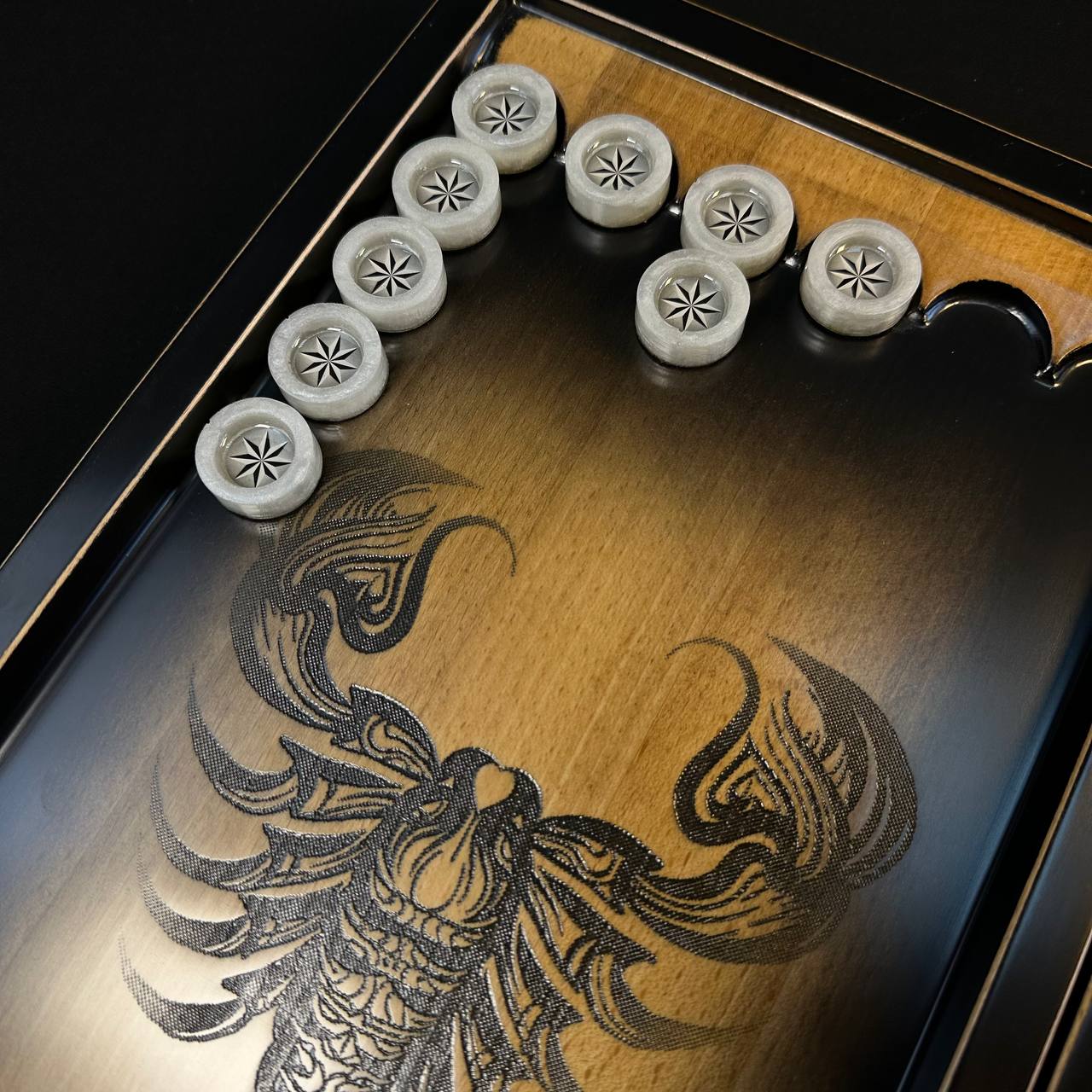 Backgammon en bois "Scorpion", 50×23×9 cm. Personnalisé et prêt à offrir.