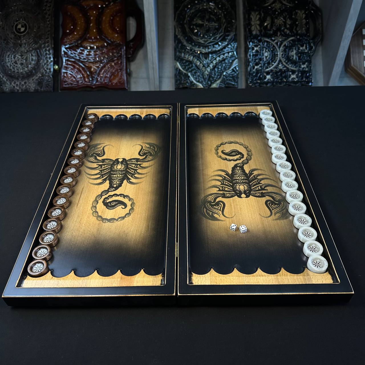 Backgammon en bois "Scorpion", 50×23×9 cm. Personnalisé et prêt à offrir.