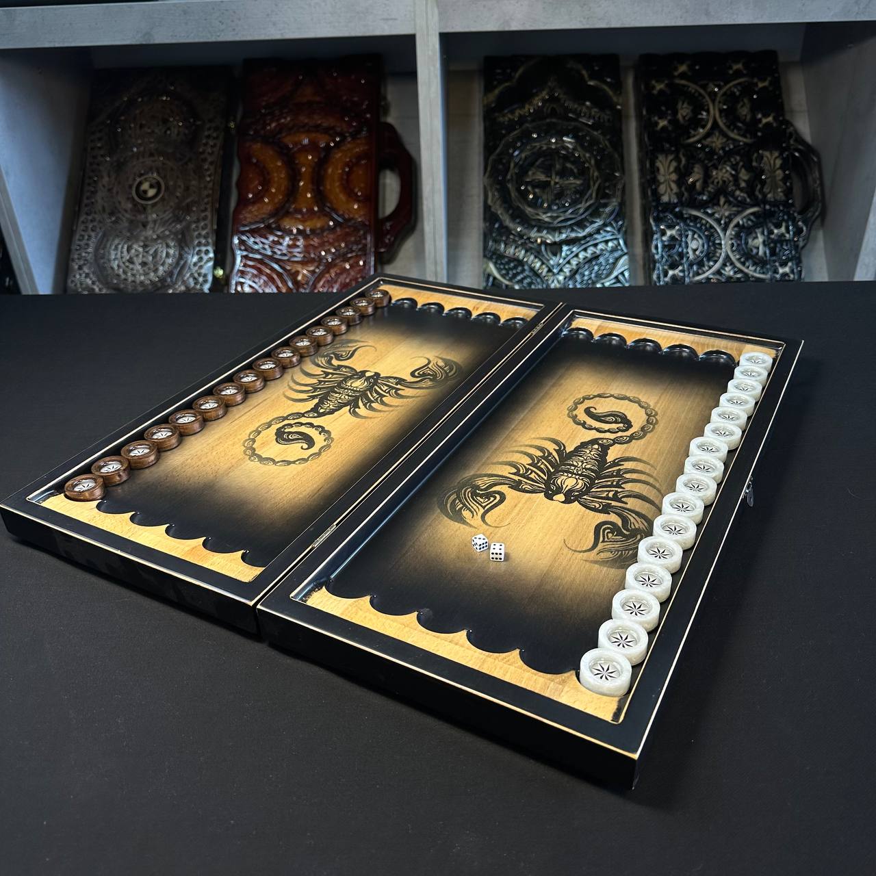 Backgammon en bois "Scorpion", 50×23×9 cm. Personnalisé et prêt à offrir.
