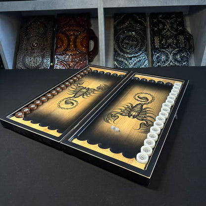 Backgammon en bois "Scorpion", 50×23×9 cm. Personnalisé et prêt à offrir.