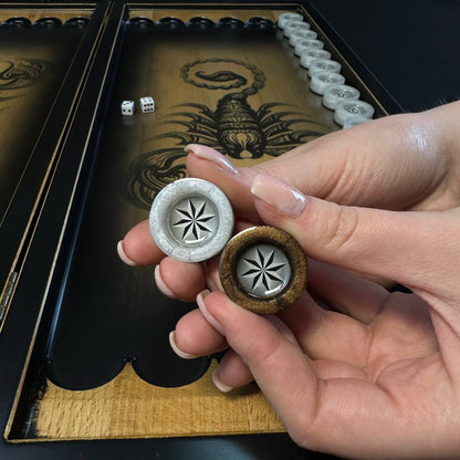 Backgammon en bois "Scorpion", 50×23×9 cm. Personnalisé et prêt à offrir.