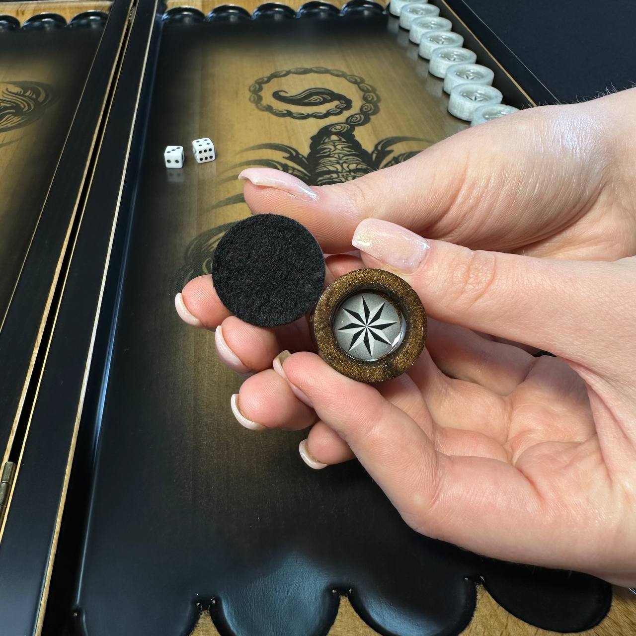 Backgammon en bois "Scorpion", 50×23×9 cm. Personnalisé et prêt à offrir.