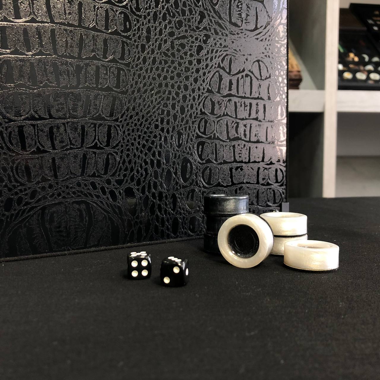 Exklusives handgefertigtes Backgammon-Set aus Metall und Carbon, 60 x 30 cm, geschenkfertig