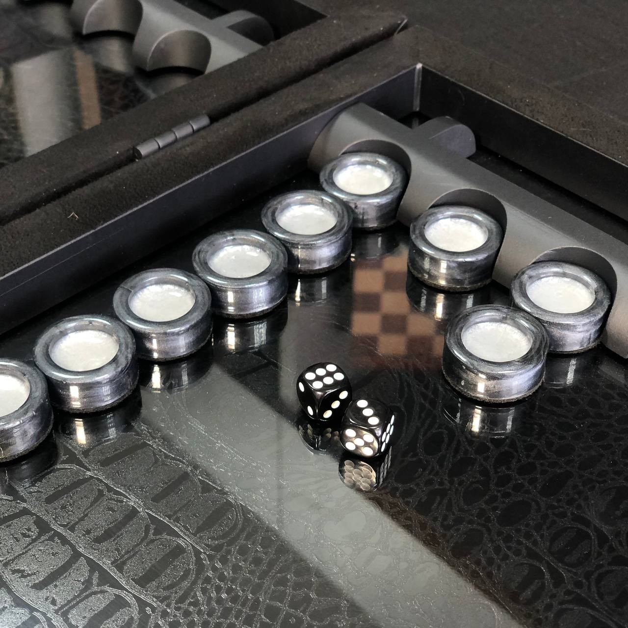 Exklusives handgefertigtes Backgammon-Set aus Metall und Carbon, 60 x 30 cm, geschenkfertig