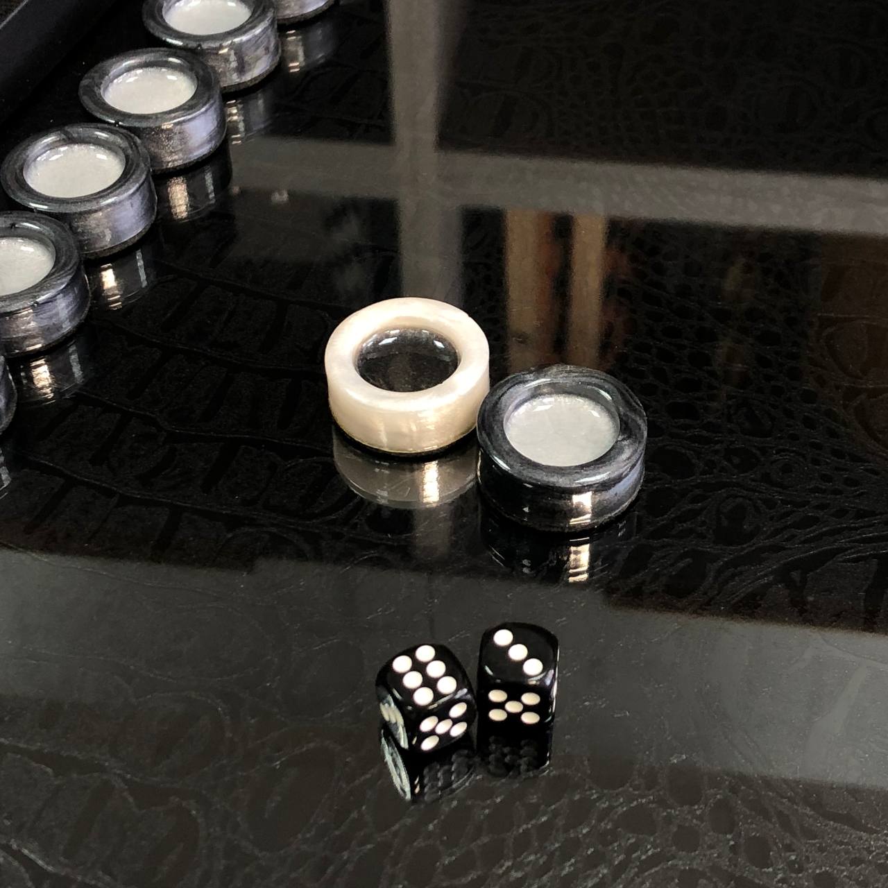 Exklusives handgefertigtes Backgammon-Set aus Metall und Carbon, 60 x 30 cm, geschenkfertig