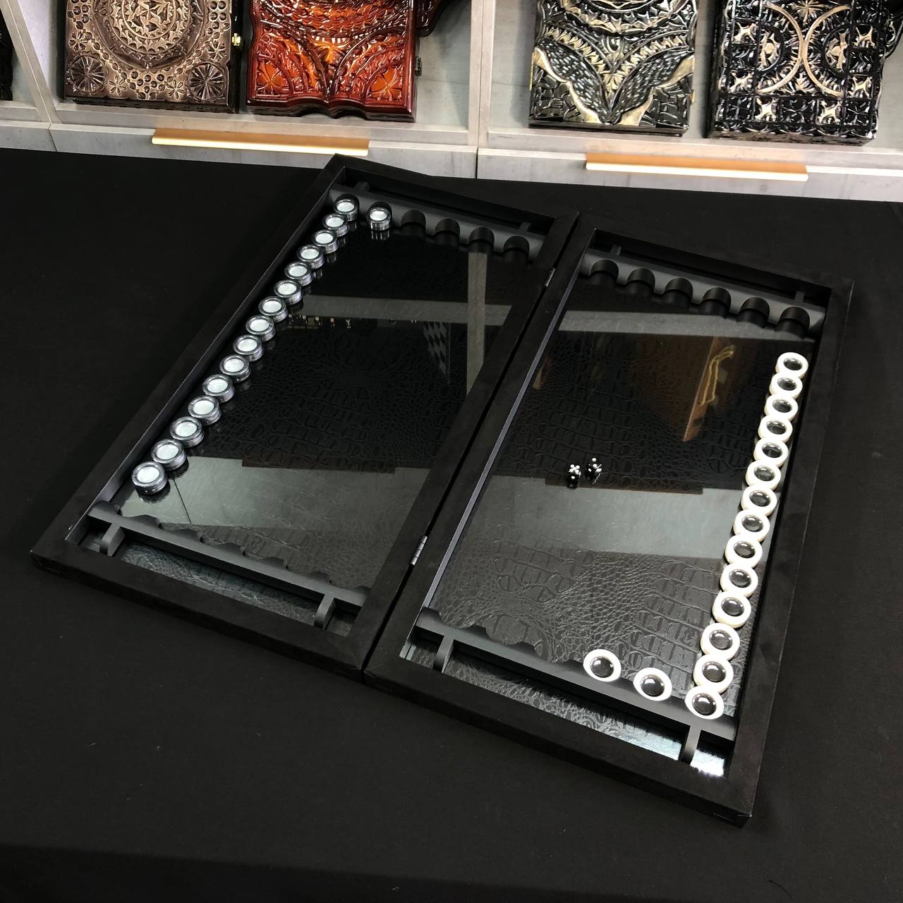 Exklusives handgefertigtes Backgammon-Set aus Metall und Carbon, 60 x 30 cm, geschenkfertig