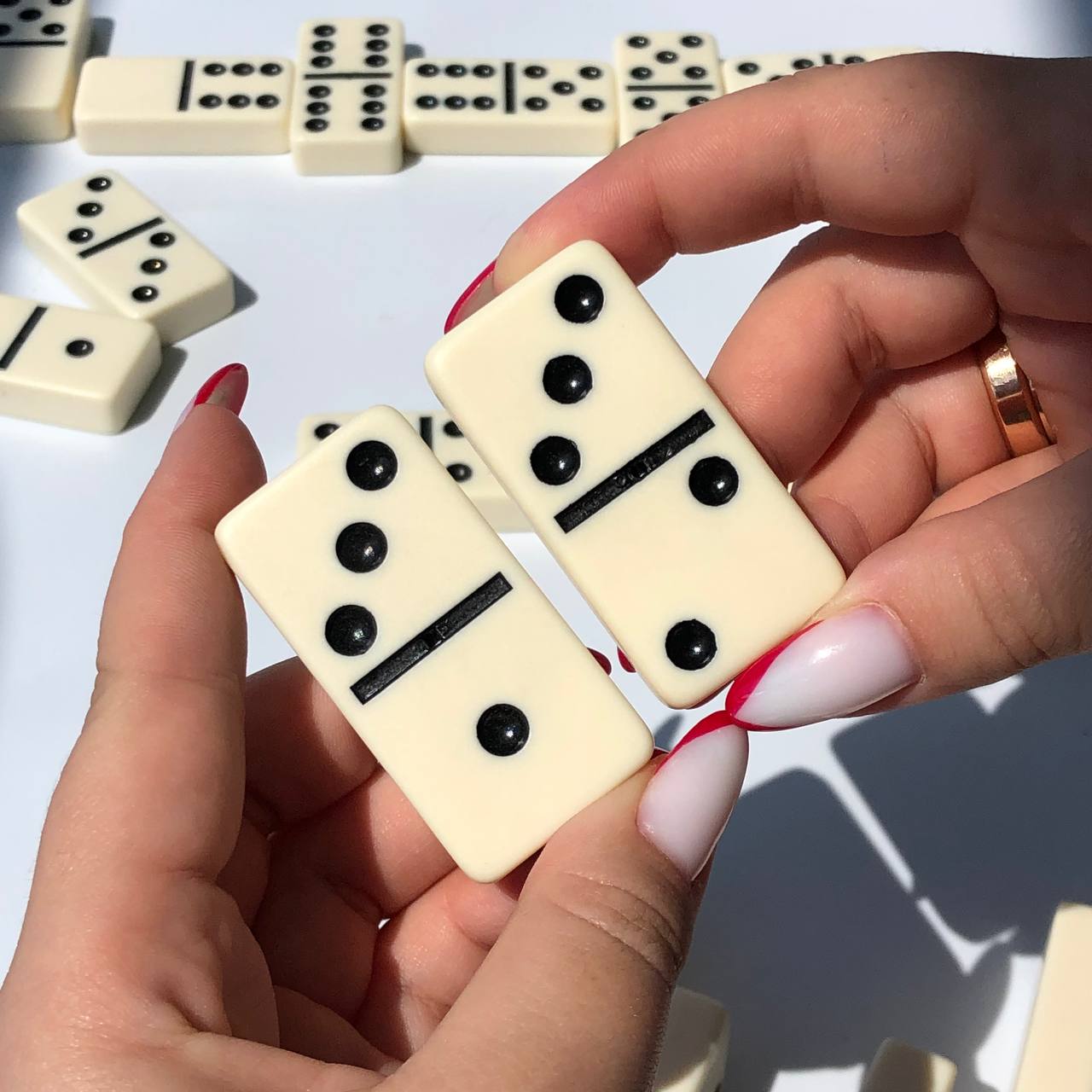 Elegantes Acryl-Domino-Set in Holzbox | Karton, 53 x 27 x 12 mm Dominogröße. Geschenkfertig