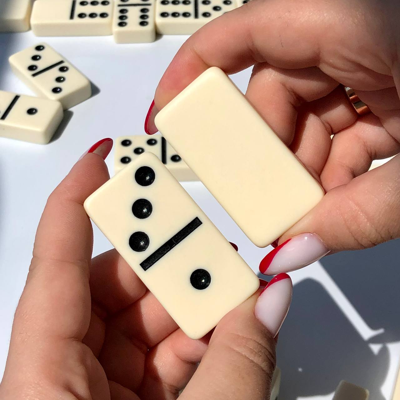 Elegantes Acryl-Domino-Set in Holzbox | Karton, 53 x 27 x 12 mm Dominogröße. Geschenkfertig