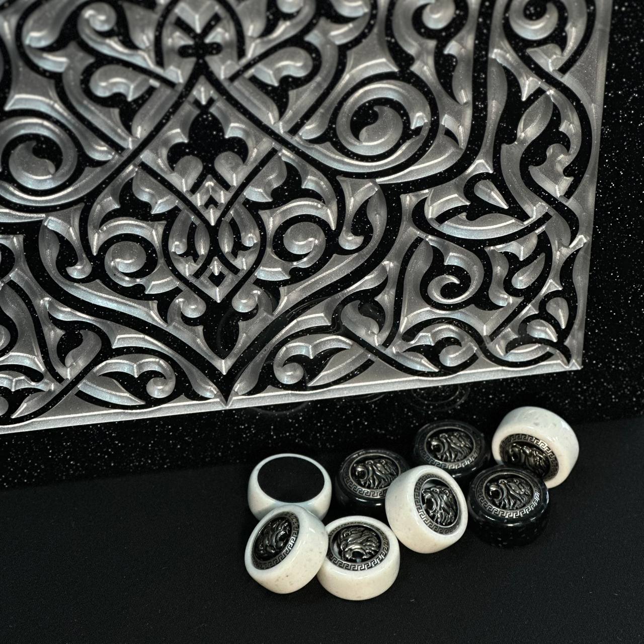 Luxus-Backgammon aus schwarzem Acrylstein "Silver Lion" 58×28cm, Steinbrett Geschenkfertig