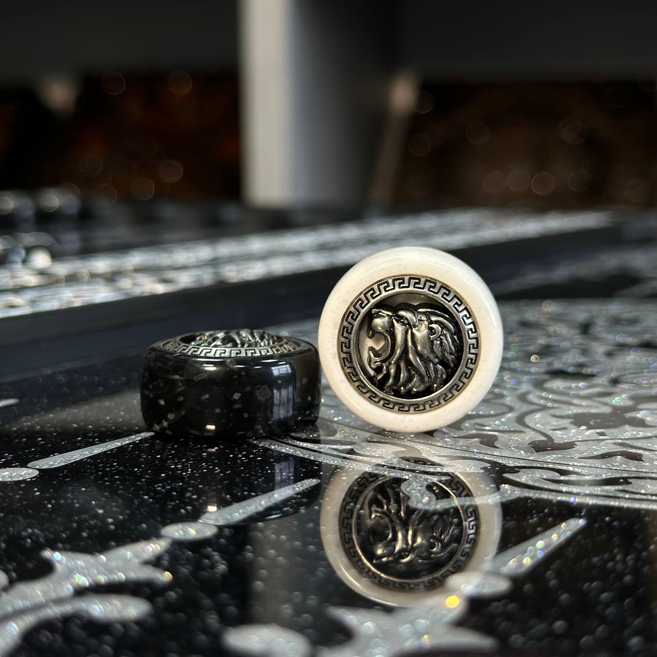 Luxus-Backgammon aus schwarzem Acrylstein "Silver Lion" 58×28cm, Steinbrett Geschenkfertig