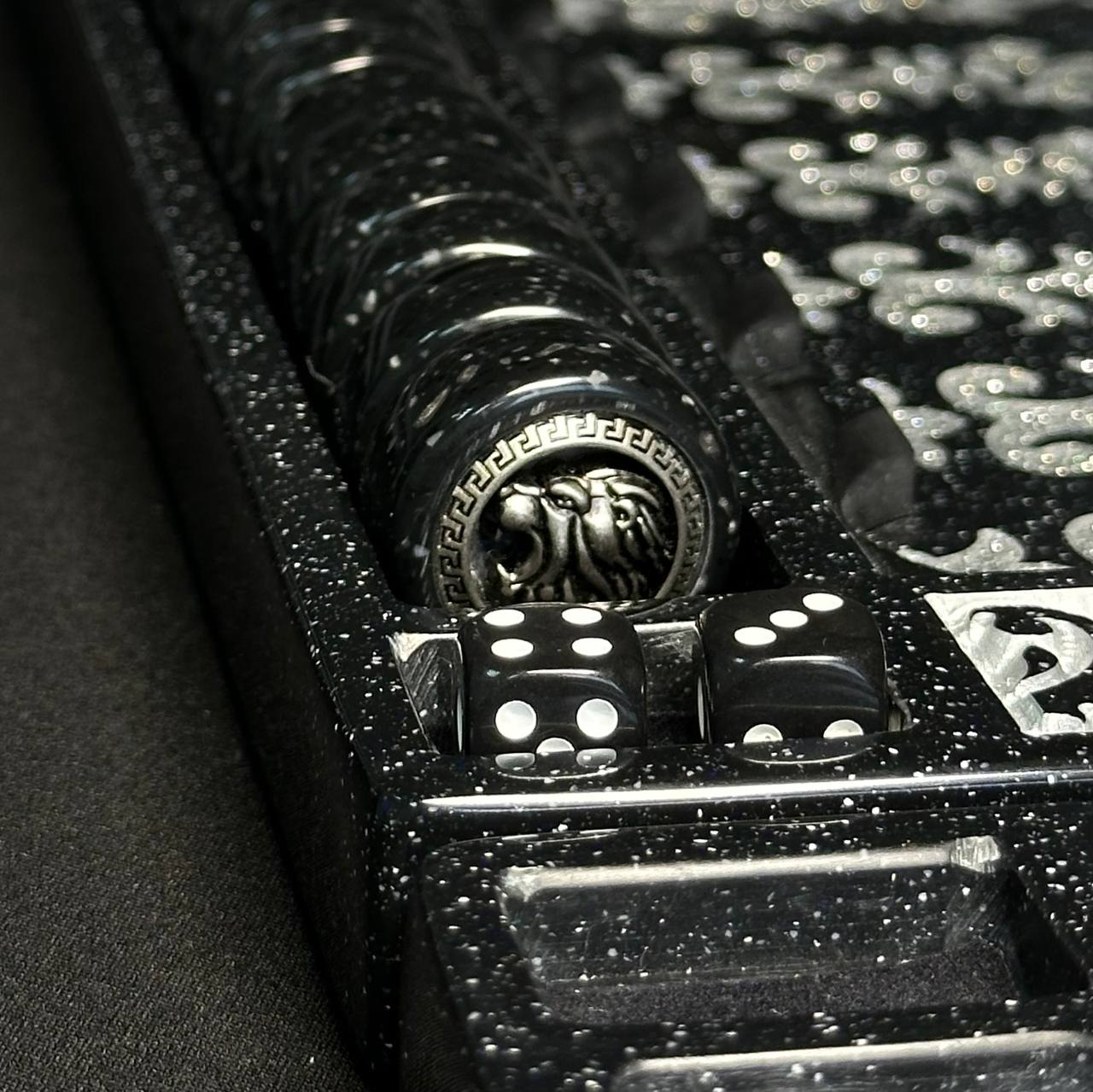Luxus-Backgammon aus schwarzem Acrylstein "Silver Lion" 58×28cm, Steinbrett Geschenkfertig