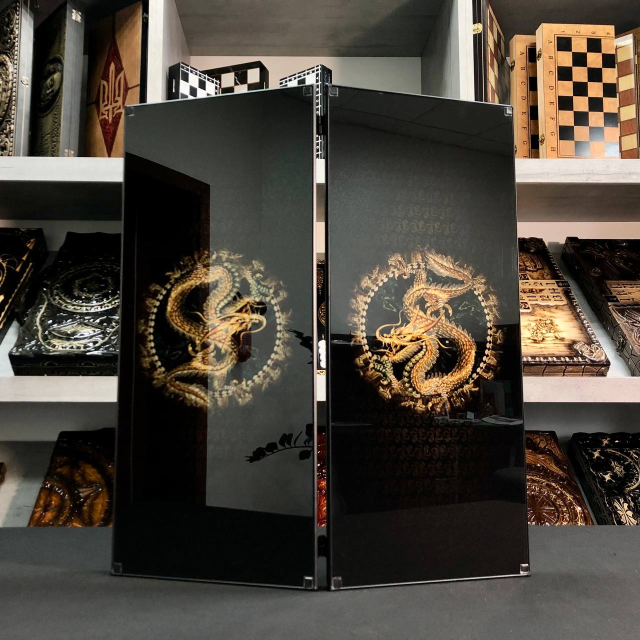 Backgammon-Set aus Glas „Drache“, 61 x 27 cm. Personalisierung. Als Geschenk geeignet.