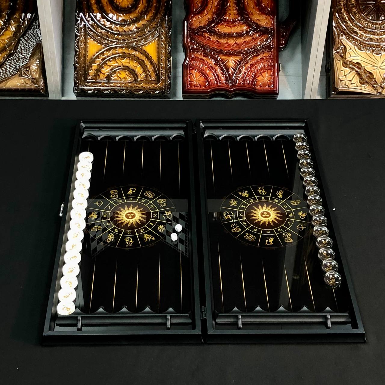 Backgammon-Set aus Glas „Drache“, 61 x 27 cm. Personalisierung. Als Geschenk geeignet.