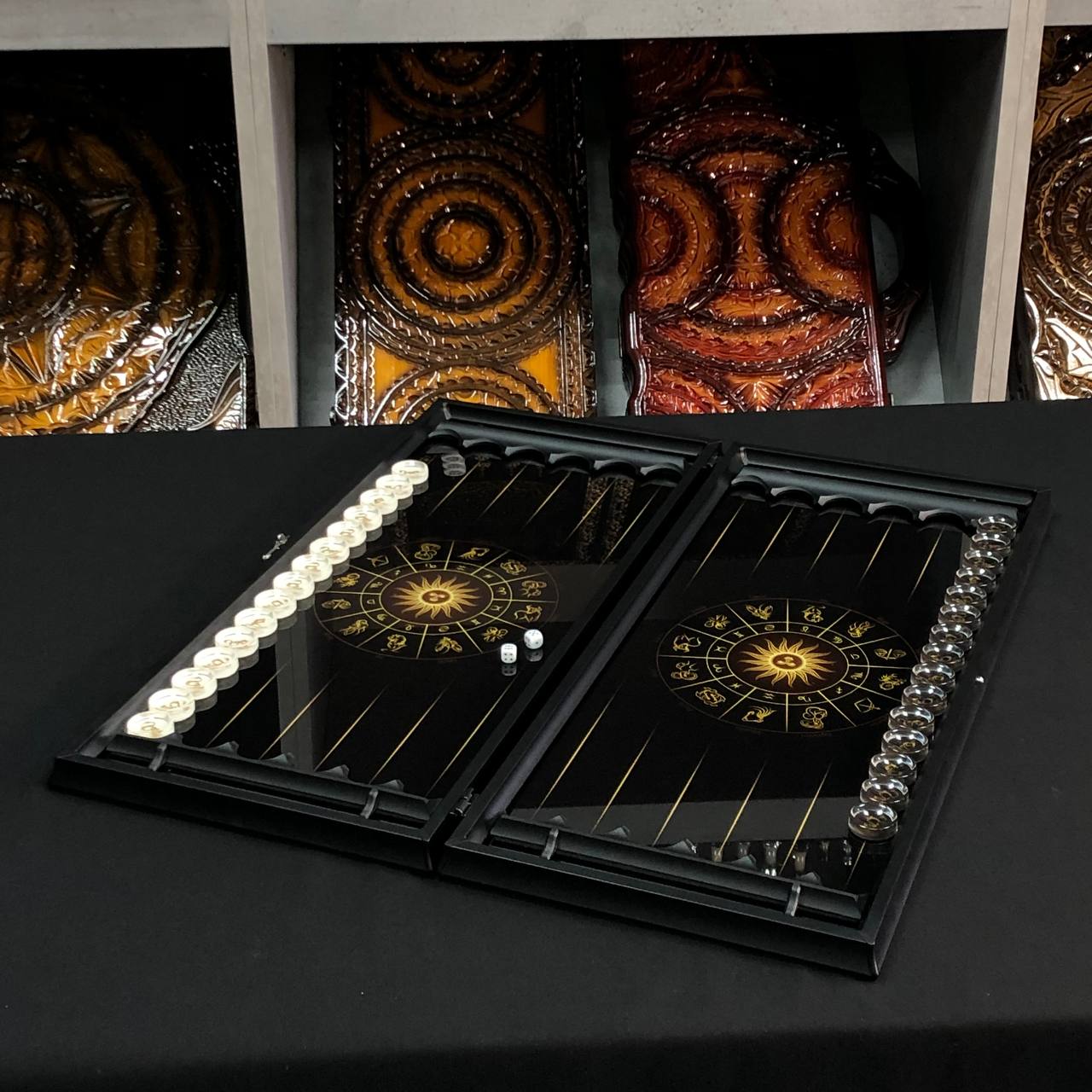 Backgammon-Set aus Glas „Drache“, 61 x 27 cm. Personalisierung. Als Geschenk geeignet.