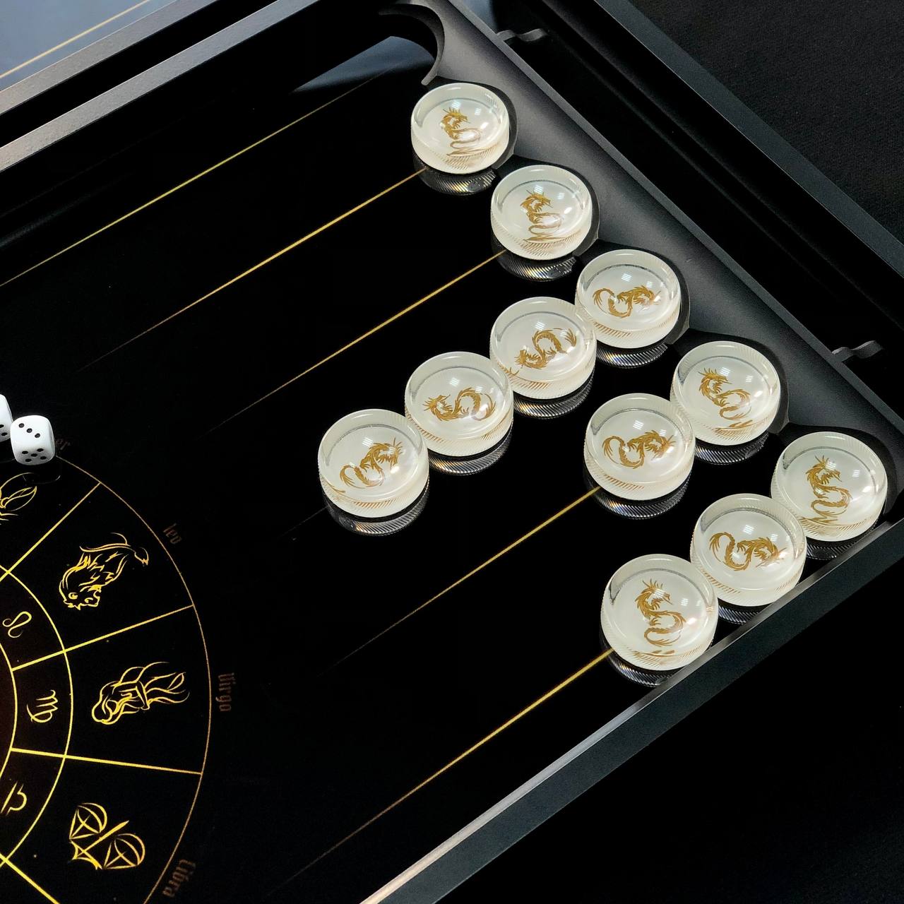 Backgammon-Set aus Glas „Drache“, 61 x 27 cm. Personalisierung. Als Geschenk geeignet.