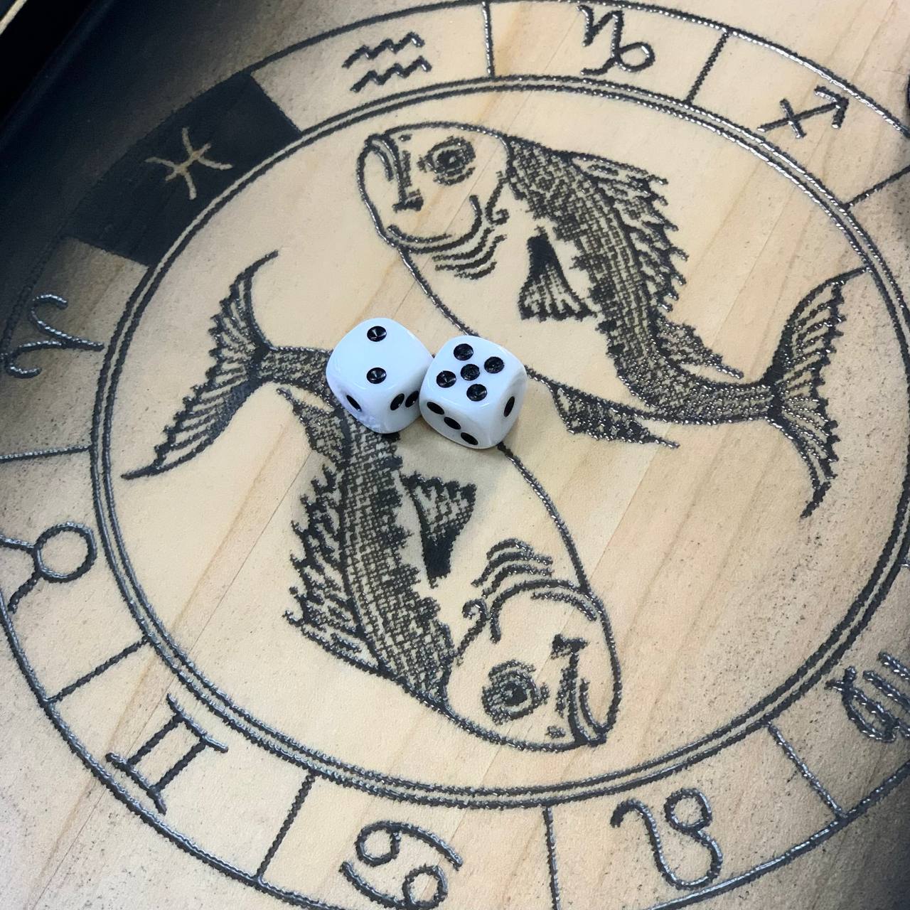 Backgammon-Brett aus Holz mit dem Sternzeichen Fische – handgefertigt, personalisierbar, geschenkfertig