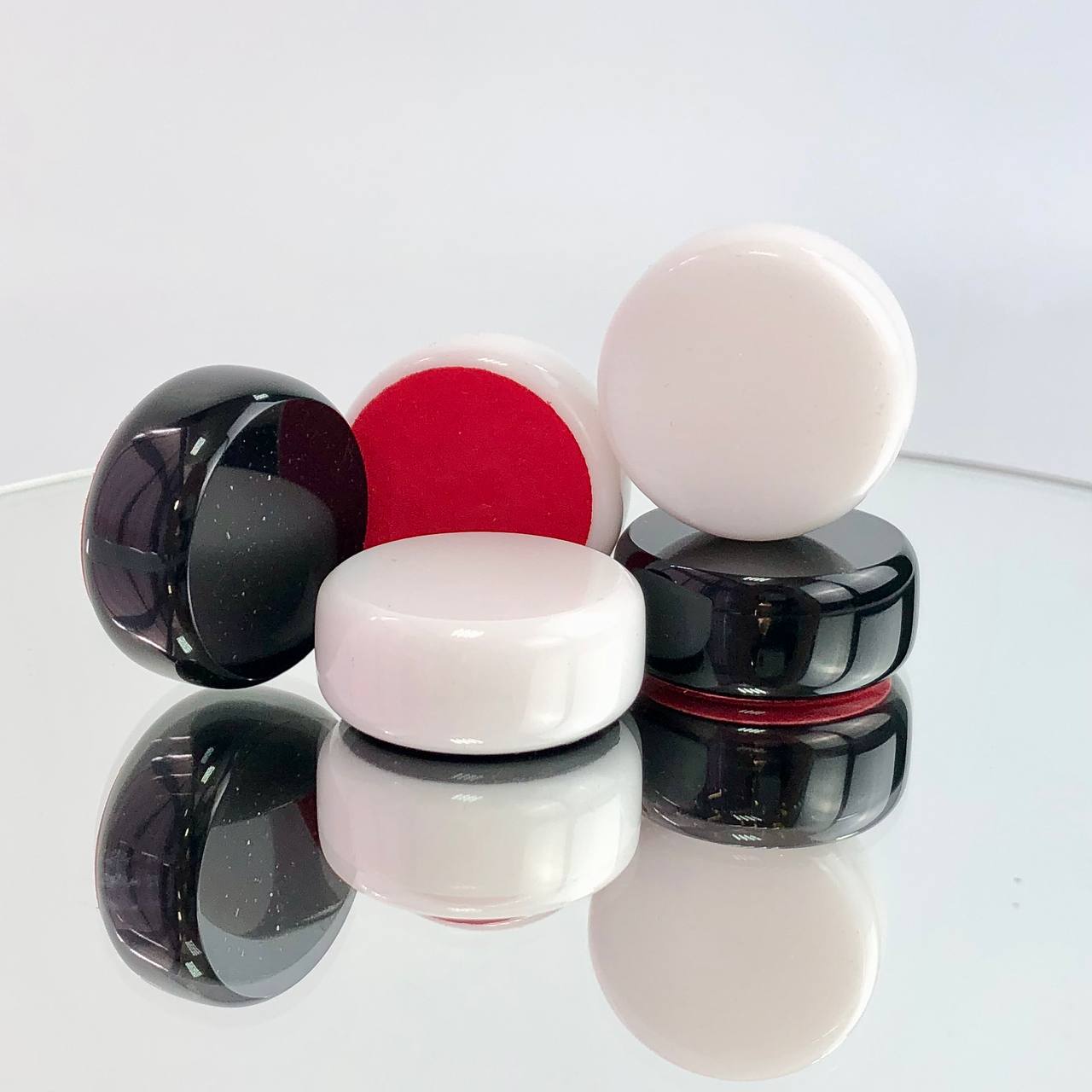Set mit 27 mm großen Acrylsteinen, Chips für Backgammon und Damespiel. Personalisierung.