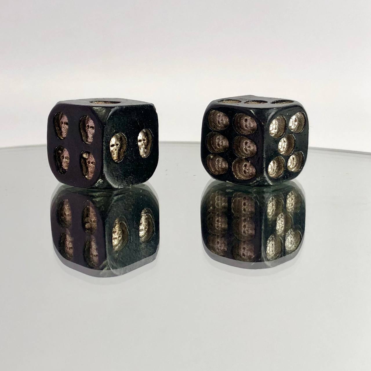 Paire de dés en plastique pour compléter votre jeu dans l'assortiment.