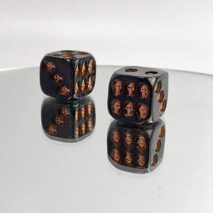 Paire de dés en plastique pour compléter votre jeu dans l'assortiment.
